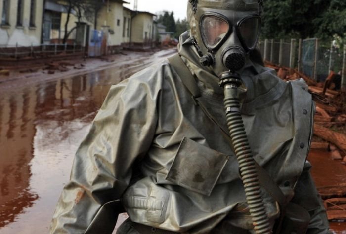 Red sludge alumina factory reservoir pollutes villages, Hungary