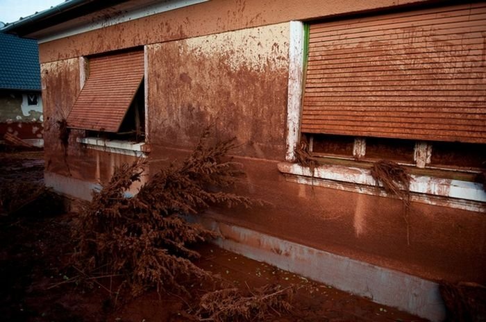 Red sludge alumina factory reservoir pollutes villages, Hungary