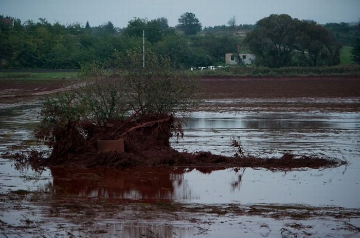 Red sludge alumina factory reservoir pollutes villages, Hungary