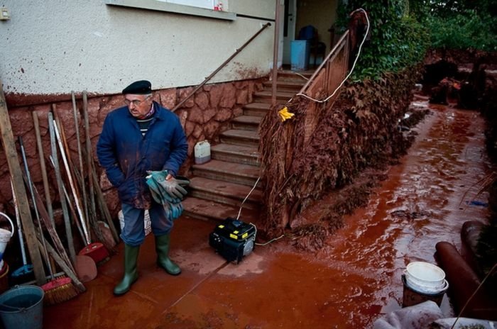 Red sludge alumina factory reservoir pollutes villages, Hungary