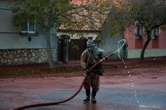 Red sludge alumina factory reservoir pollutes villages, Hungary