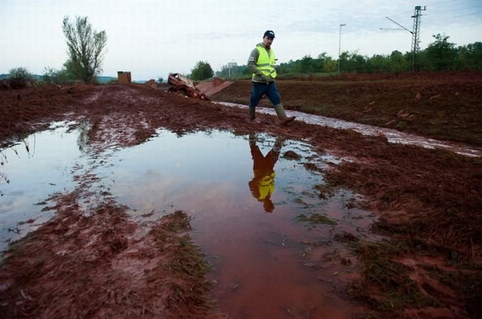 Red sludge alumina factory reservoir pollutes villages, Hungary