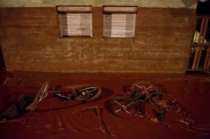 Red sludge alumina factory reservoir pollutes villages, Hungary