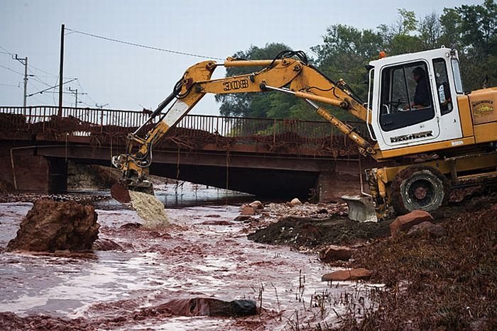 Red sludge alumina factory reservoir pollutes villages, Hungary