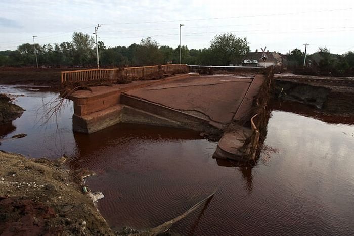 Red sludge alumina factory reservoir pollutes villages, Hungary