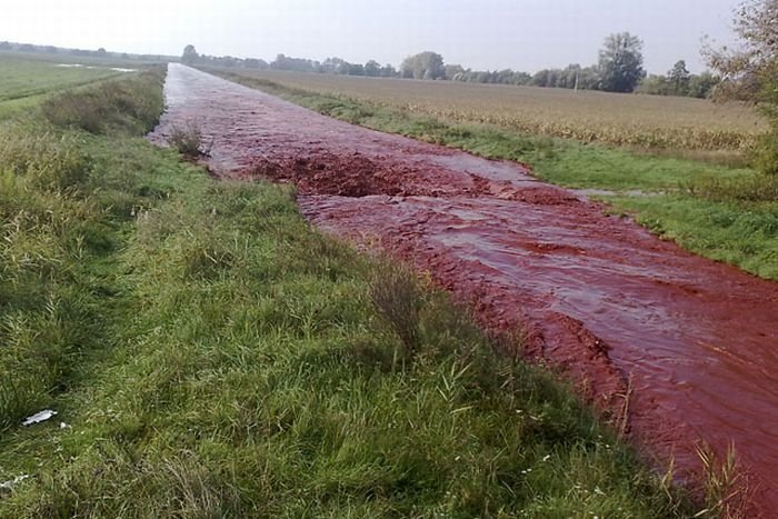 Red sludge alumina factory reservoir pollutes villages, Hungary