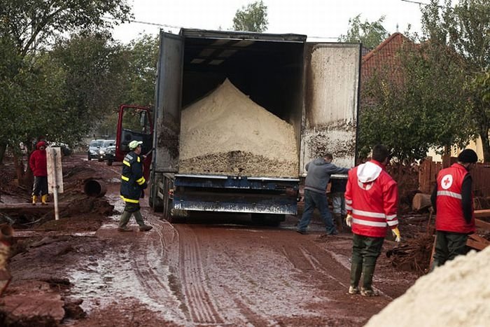 Red sludge alumina factory reservoir pollutes villages, Hungary