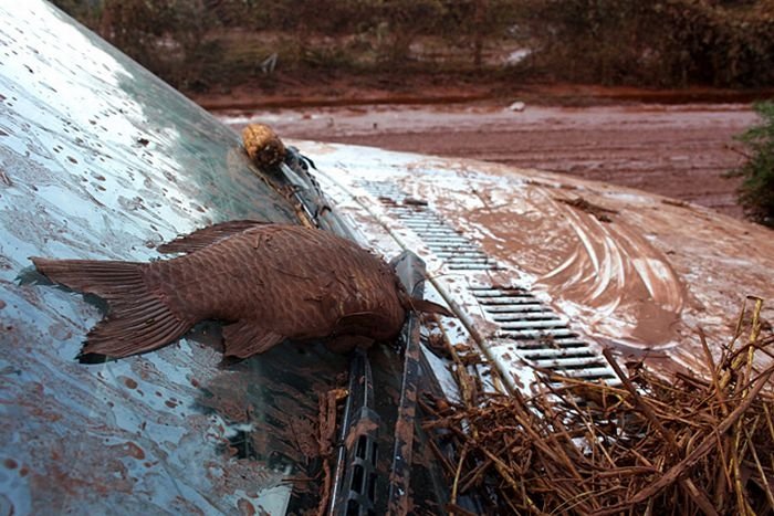 Red sludge alumina factory reservoir pollutes villages, Hungary