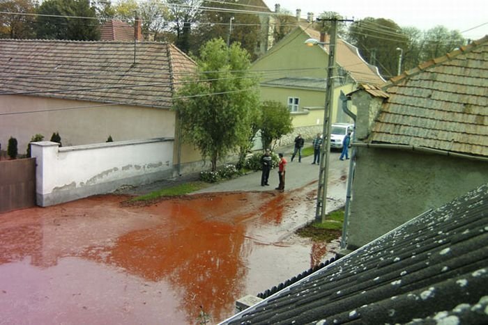 Red sludge alumina factory reservoir pollutes villages, Hungary