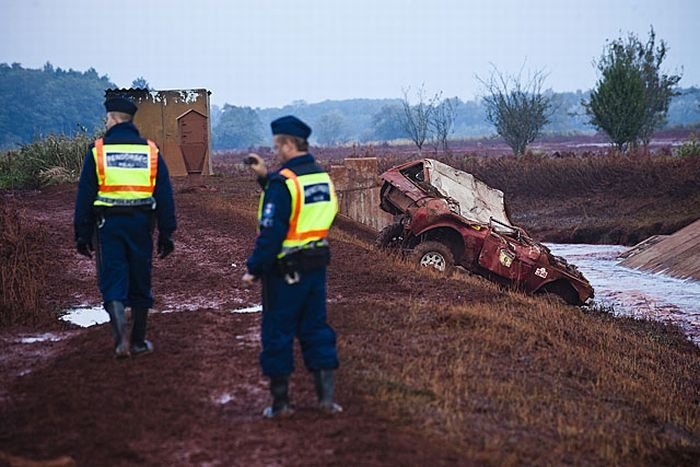 Red sludge alumina factory reservoir pollutes villages, Hungary