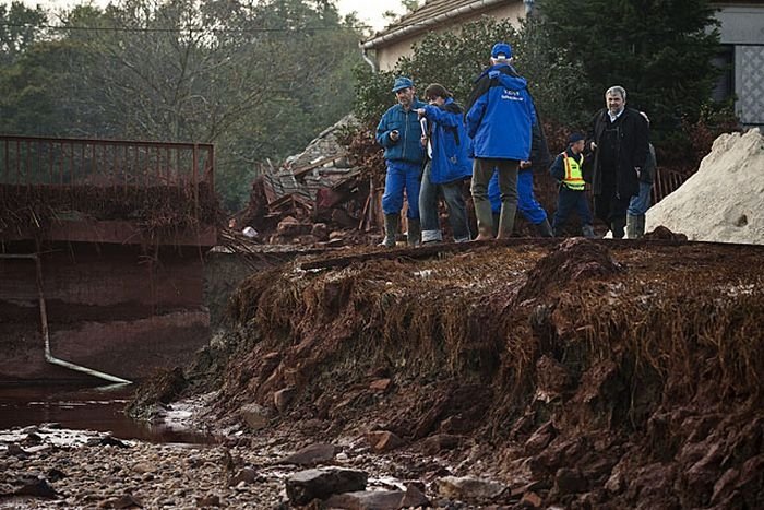 Red sludge alumina factory reservoir pollutes villages, Hungary