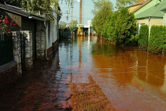 Red sludge alumina factory reservoir pollutes villages, Hungary