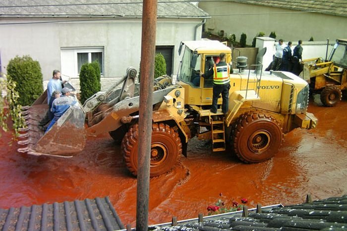 Red sludge alumina factory reservoir pollutes villages, Hungary