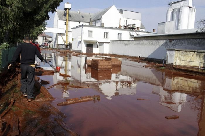 Red sludge alumina factory reservoir pollutes villages, Hungary