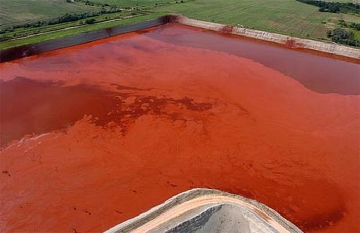 Red sludge alumina factory reservoir pollutes villages, Hungary