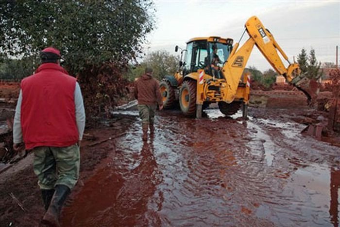 Red sludge alumina factory reservoir pollutes villages, Hungary