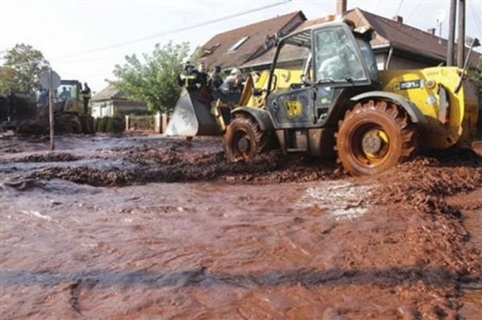 Red sludge alumina factory reservoir pollutes villages, Hungary