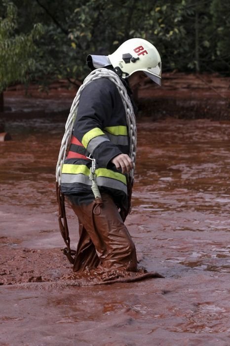 Red sludge alumina factory reservoir pollutes villages, Hungary