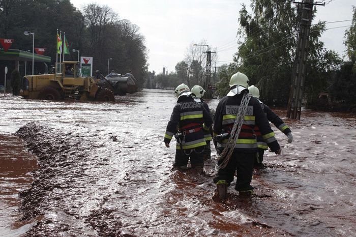 Red sludge alumina factory reservoir pollutes villages, Hungary