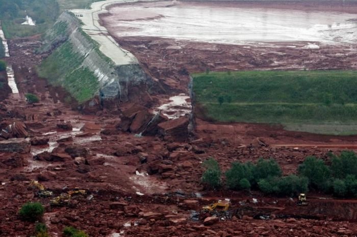 Red sludge alumina factory reservoir pollutes villages, Hungary