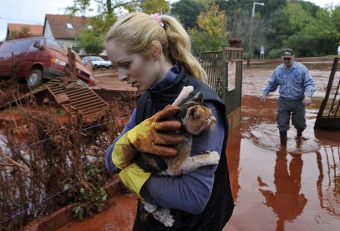 Red sludge alumina factory reservoir pollutes villages, Hungary