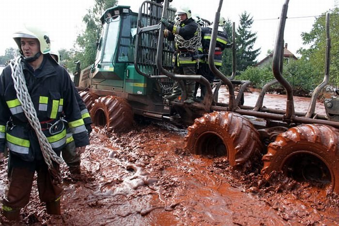 Red sludge alumina factory reservoir pollutes villages, Hungary