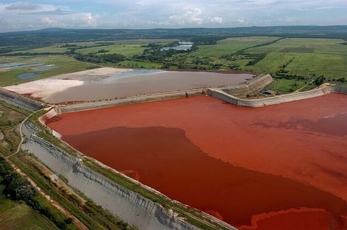 Red sludge alumina factory reservoir pollutes villages, Hungary