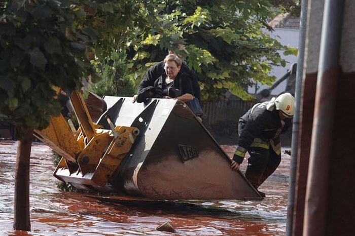 Red sludge alumina factory reservoir pollutes villages, Hungary