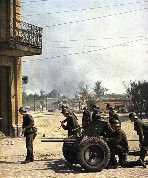 History: World War color photography