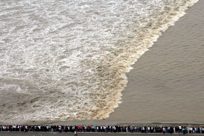 World's largest tidal bore, Qiantang River, China