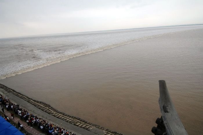 World's largest tidal bore, Qiantang River, China