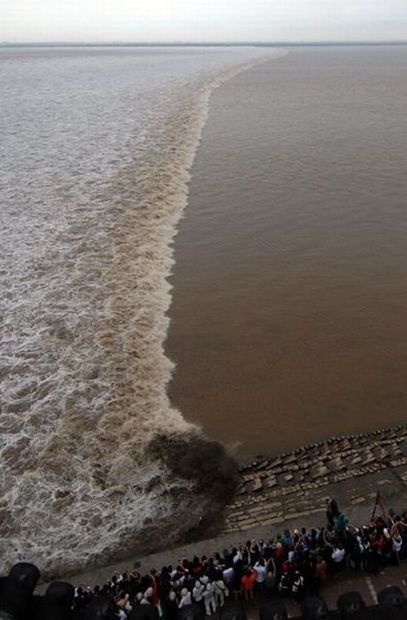 World's largest tidal bore, Qiantang River, China