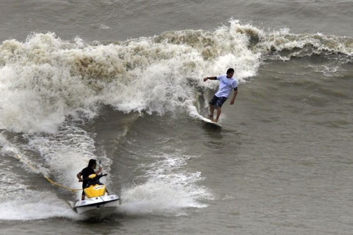 World's largest tidal bore, Qiantang River, China