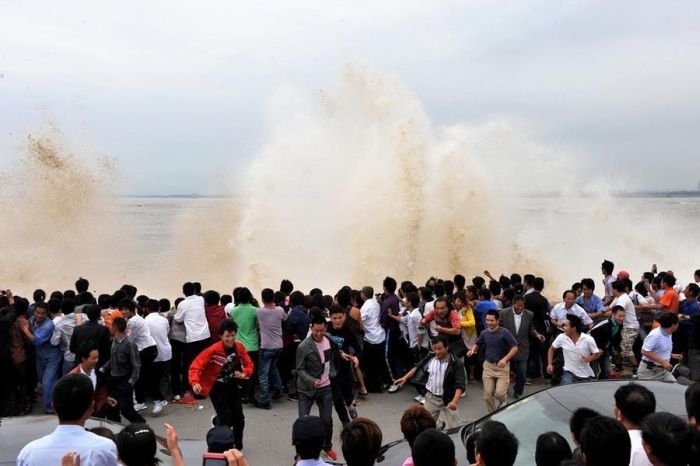 World's largest tidal bore, Qiantang River, China