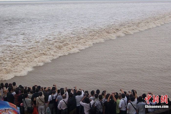 World's largest tidal bore, Qiantang River, China