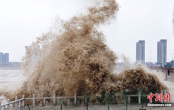 World's largest tidal bore, Qiantang River, China