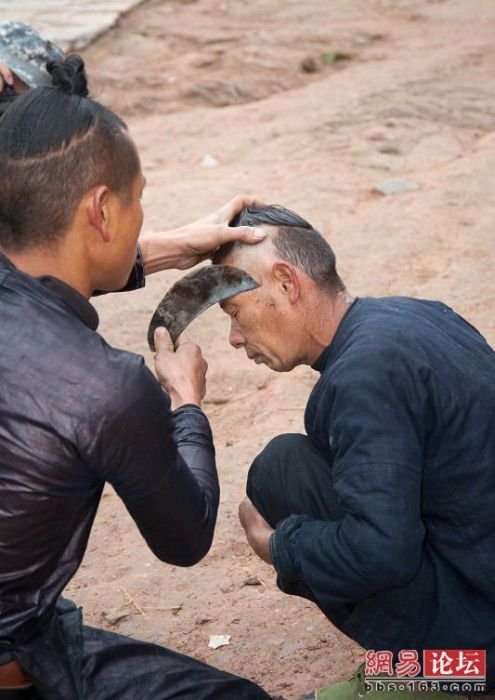 Sickle haircut, Liang Qi, Dong village, China