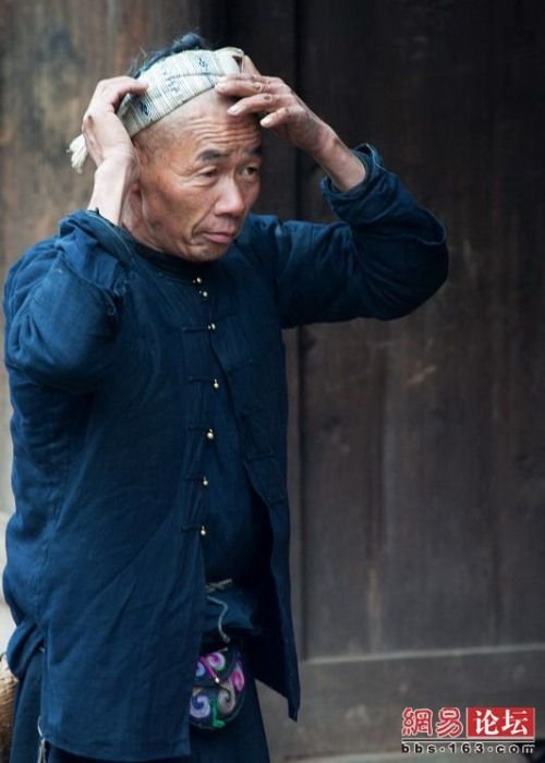 Sickle haircut, Liang Qi, Dong village, China