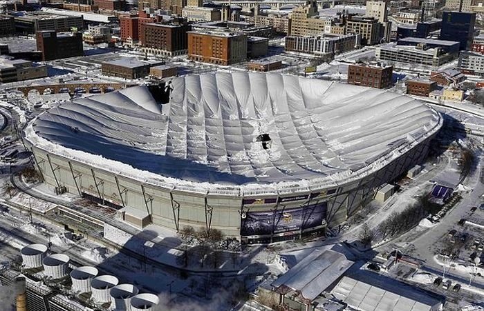 Hubert H. Humphrey Metrodome roof collapses