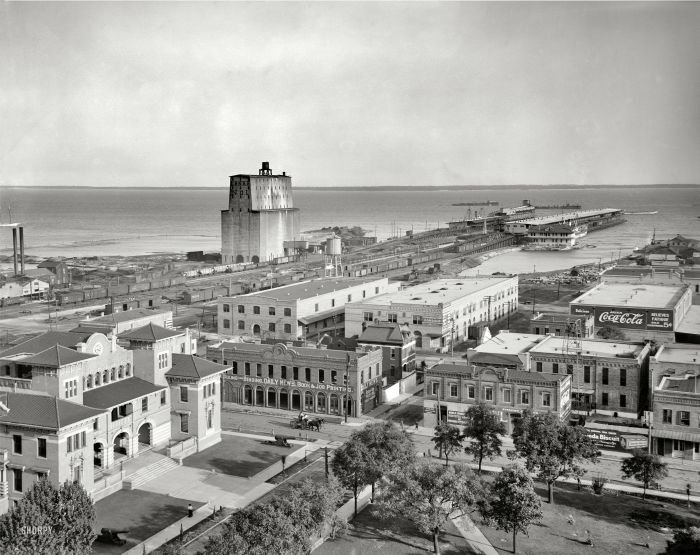 History: Black and white city photography, United States