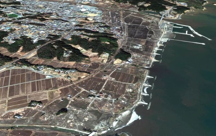 Aerial photos before and after 2011 earthquake and tsunami, Japan