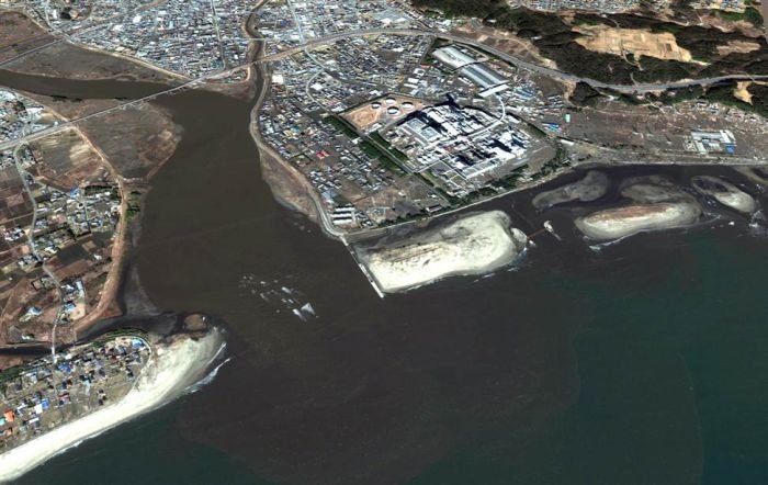 Aerial photos before and after 2011 earthquake and tsunami, Japan