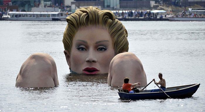 Die Badende by Oliver Voss, Binnenalster Lake, Hamburg, Germany