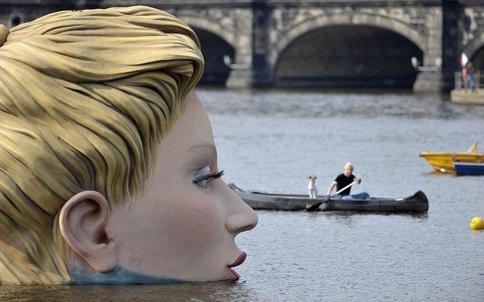 Die Badende by Oliver Voss, Binnenalster Lake, Hamburg, Germany