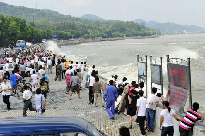 World's larges tidal bore, 9 metres (30 ft) high, Qiantang River, China