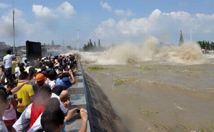 World's larges tidal bore, 9 metres (30 ft) high, Qiantang River, China