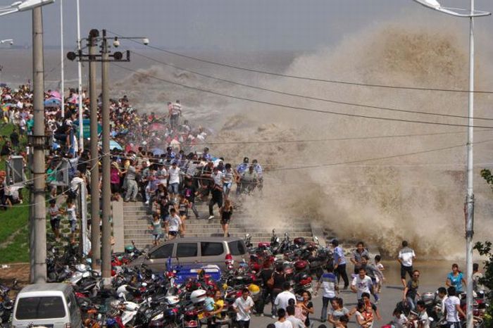 World's larges tidal bore, 9 metres (30 ft) high, Qiantang River, China