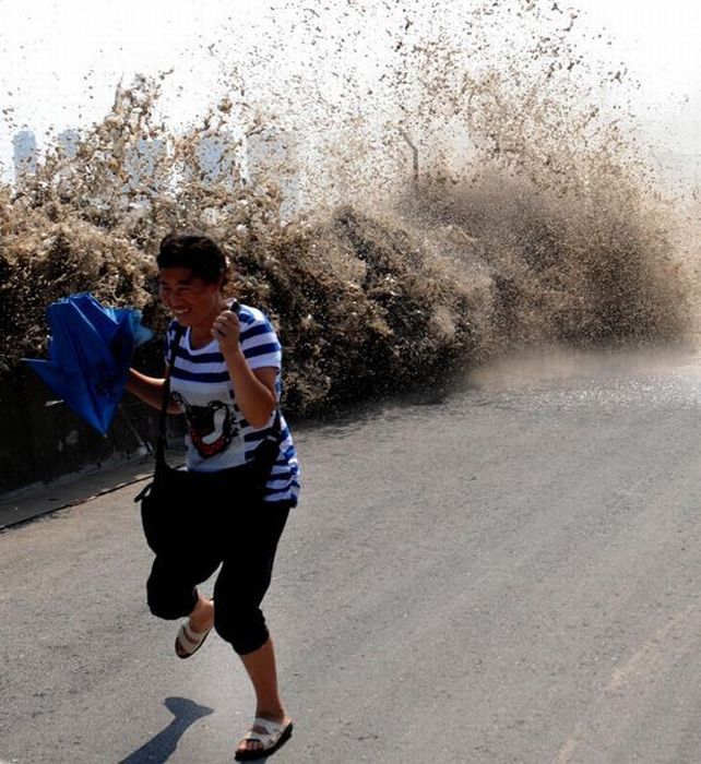 World's larges tidal bore, 9 metres (30 ft) high, Qiantang River, China