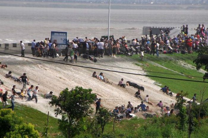 World's larges tidal bore, 9 metres (30 ft) high, Qiantang River, China