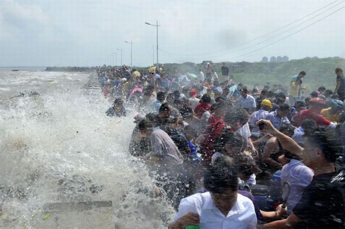 World's larges tidal bore, 9 metres (30 ft) high, Qiantang River, China